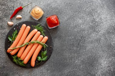 Bitki ve baharatlı çiğ sosis.