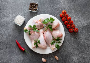 Baharatlı, sebzeli ve sebzeli çiğ tavuk budu.