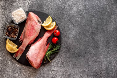 Sebzeli ve baharatlı çiğ somon filetosu.