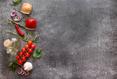 Fesleğen ve kiraz soslu koyu arkaplanda malzemeler var.