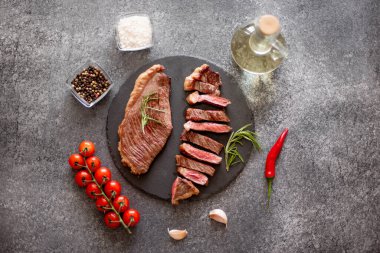 Sebzeli biftek ve siyah arka planda baharat. 