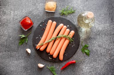 Bitki ve baharatlı çiğ sosis.