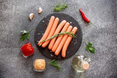 Bitki ve baharatlı çiğ sosis.