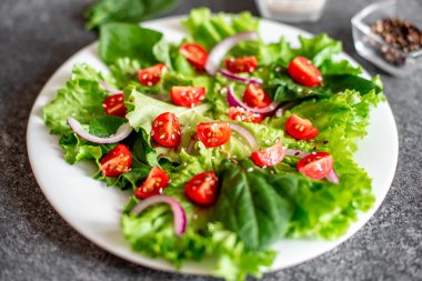 Marul, domates ve soğanlı taze salata, sağlıklı yiyecekler..