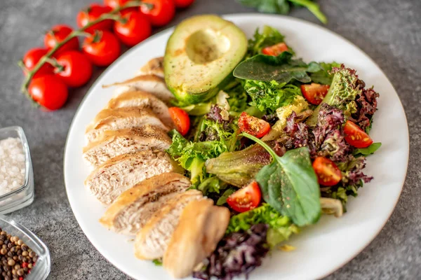 Grilled Chicken Breast Fresh Salad — Stock Photo, Image