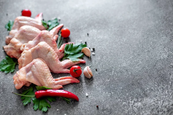 Alitas Pollo Crudas Con Ingredientes Sobre Fondo Negro —  Fotos de Stock