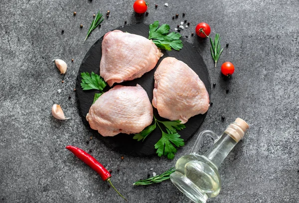 Frango Cru Aperta Com Alecrim Especiarias Fundo Preto — Fotografia de Stock