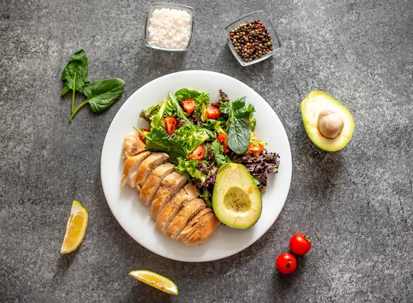 Pechuga Pollo Parrilla Con Ensalada Fresca —  Fotos de Stock