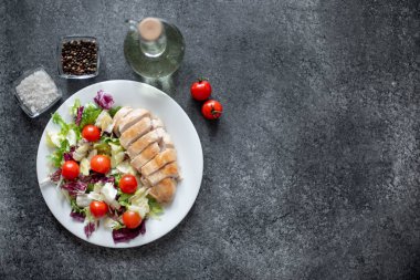 ızgara tavuk göğsü sebze salatası ile 