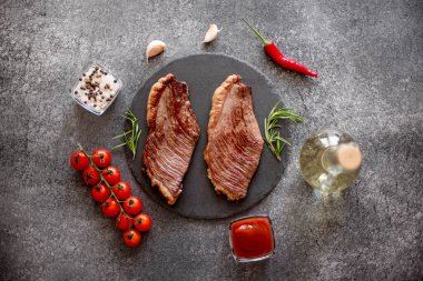 Sebze ve baharat siyah arka plan üzerine sığır eti biftek ızgara