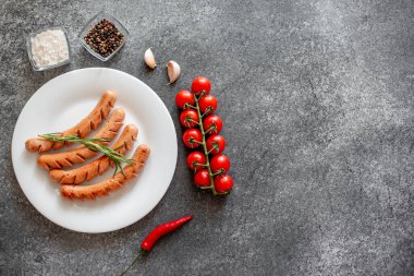 Baharatlı ve otlu ızgara sosis.