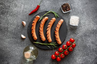 Baharatlı ve otlu ızgara sosis.