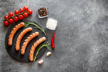 Baharatlı ve otlu ızgara sosis.