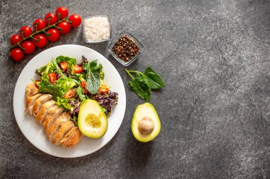 Izgara tavuk göğsü esprisi hvejetaryen salatası.