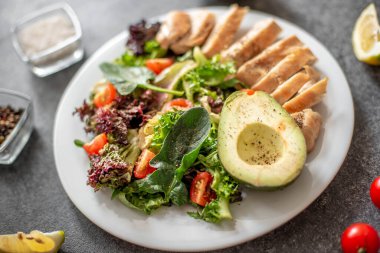Izgara tavuk göğsü esprisi hvejetaryen salatası.