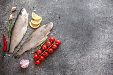 Pişirmek için malzemeli çiğ alabalık.