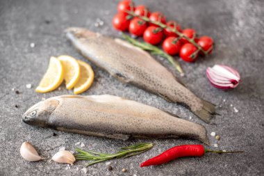 Pişirmek için malzemeli çiğ alabalık.