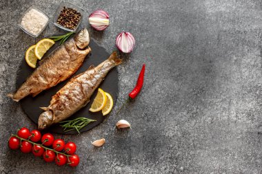 Limonlu ve biberiyeli ızgara alabalık.