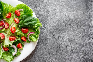 siyah arka plan üzerine taze sebze salatası