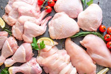 Pişirmek için malzemeli çiğ tavuk parçaları.