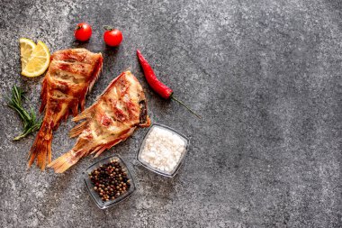 Baharatlı ve sebzeli ızgara balık.