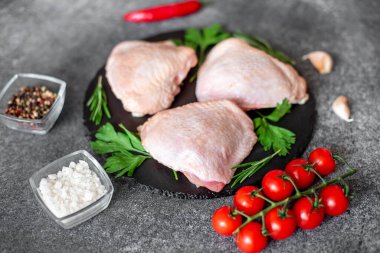 Baharatlı, otlu ve sebzeli çiğ tavuk derisi.