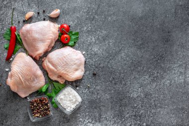 Baharatlı, otlu ve sebzeli çiğ tavuk derisi.