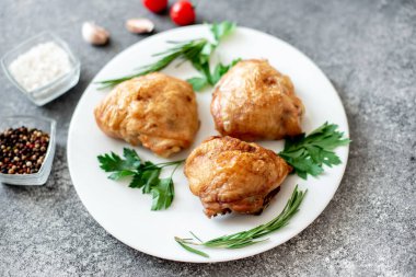 Fırında tavuk budu, sebze ve sebze tabağı.