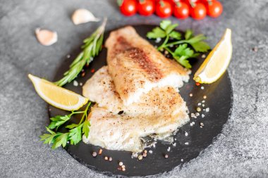 Sebze ve baharatlı kızarmış balık filetosu.