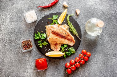 Sebze ve baharatlı kızarmış balık filetosu.