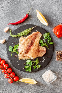 Sebze ve baharatlı kızarmış balık filetosu.