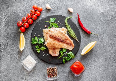 Sebze ve baharatlı kızarmış balık filetosu.