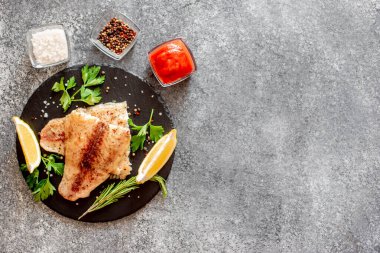 Sebze ve baharatlı kızarmış balık filetosu.