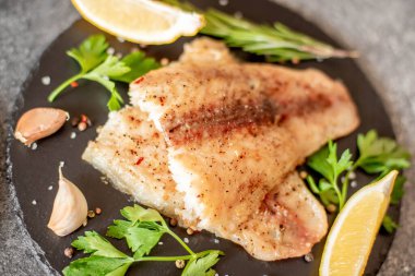 Sebze ve baharatlı kızarmış balık filetosu.