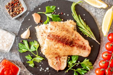 Sebze ve baharatlı kızarmış balık filetosu.