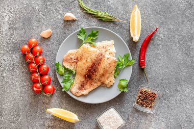 Sebze ve baharatlı kızarmış balık filetosu.