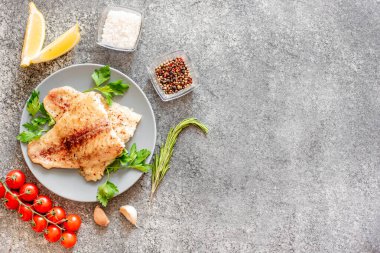 Sebze ve baharatlı kızarmış balık filetosu.