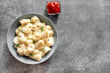 Etli hamur tatlısı ve tabakta otlar