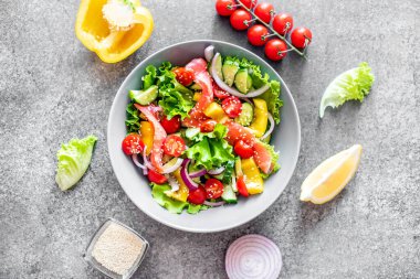 Somon, avokado, domates ve salatalıklı sağlıklı salata.