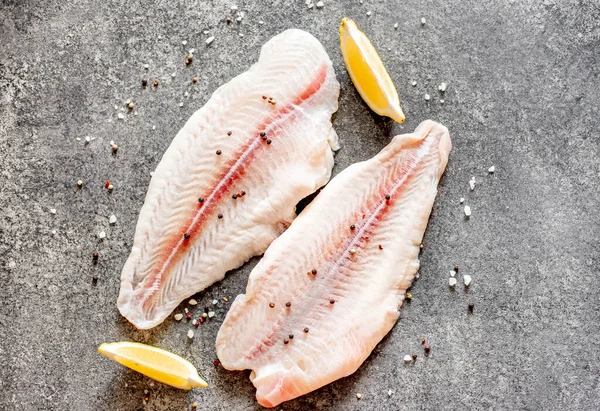 Filetto Pesce Crudo Con Spezie Fondo Pietra — Foto Stock