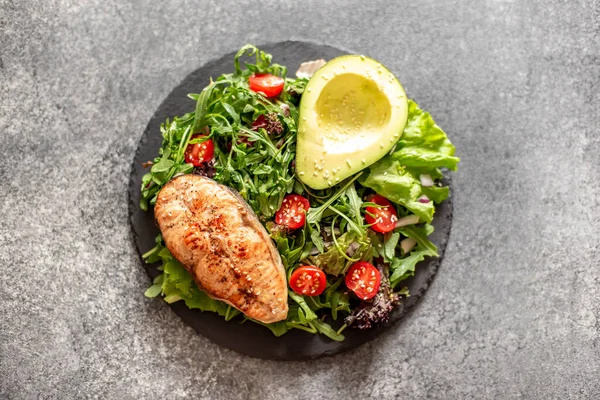 Filete Salmón Parrilla Con Ensalada Aguacate Verduras Plato —  Fotos de Stock