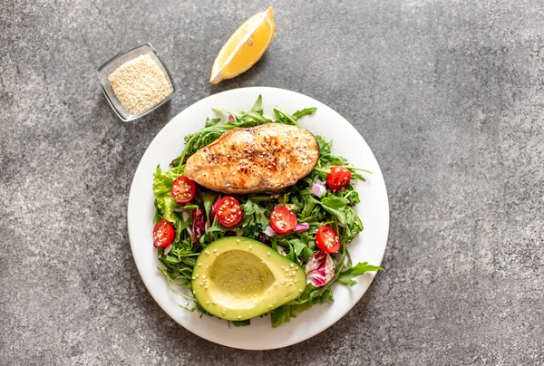 Filete Salmón Parrilla Con Ensalada Aguacate Verduras Plato —  Fotos de Stock