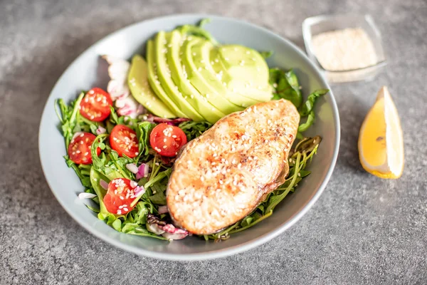 Filete Salmón Parrilla Con Ensalada Aguacate Verduras Plato —  Fotos de Stock