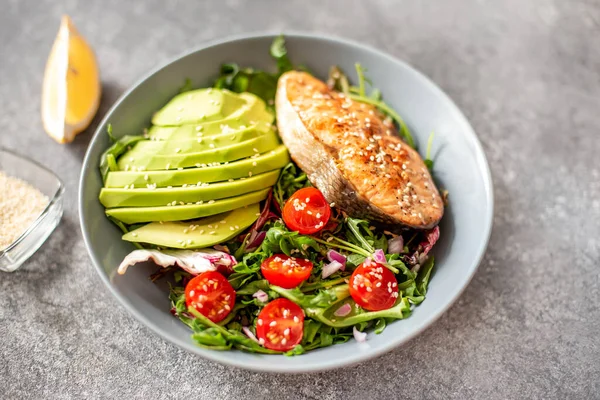 Filete Salmón Parrilla Con Ensalada Aguacate Verduras Plato —  Fotos de Stock