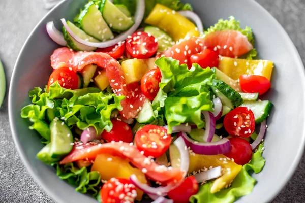 Somon Avokado Domates Salatalıklı Sağlıklı Salata — Stok fotoğraf