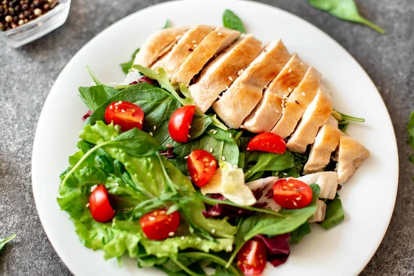 Pechuga Pollo Parrilla Con Verduras Plato Blanco —  Fotos de Stock