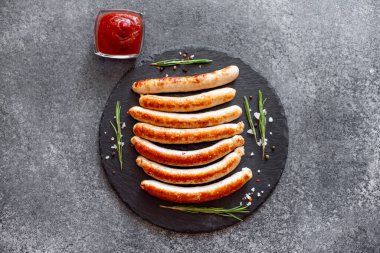 Baharatlı ve otlu ızgara sosisler.