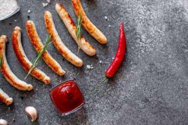 Baharatlı ve otlu ızgara sosisler.