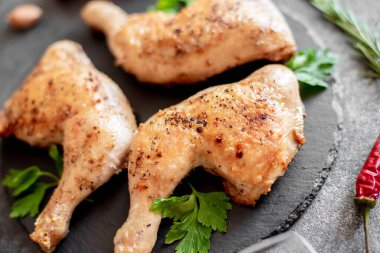 Tahta arka planda ızgara tavuk bacağı.