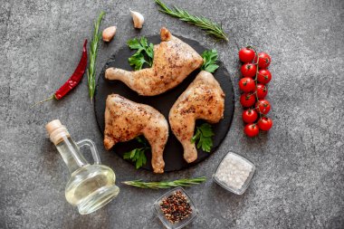 Arka planda ızgara tavuk bacağı, üst manzara.